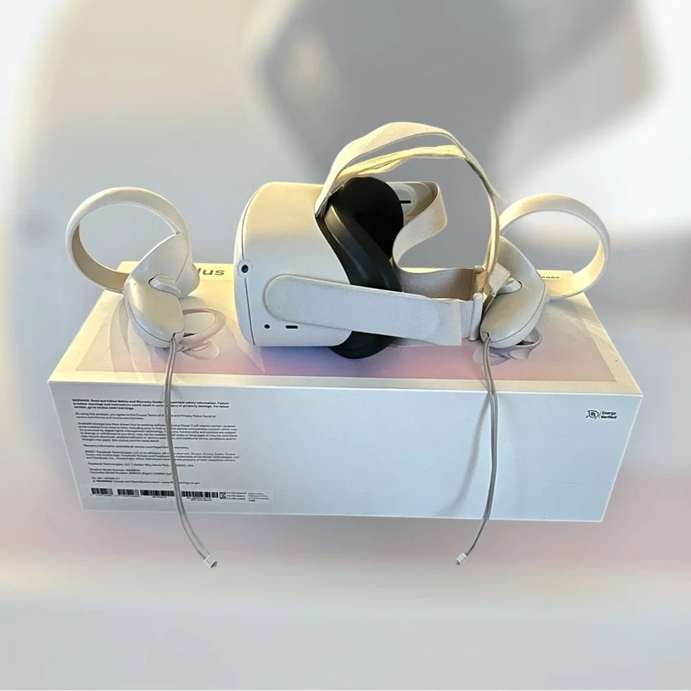 Oculus White Standalone VR Headset with Touch Controllers